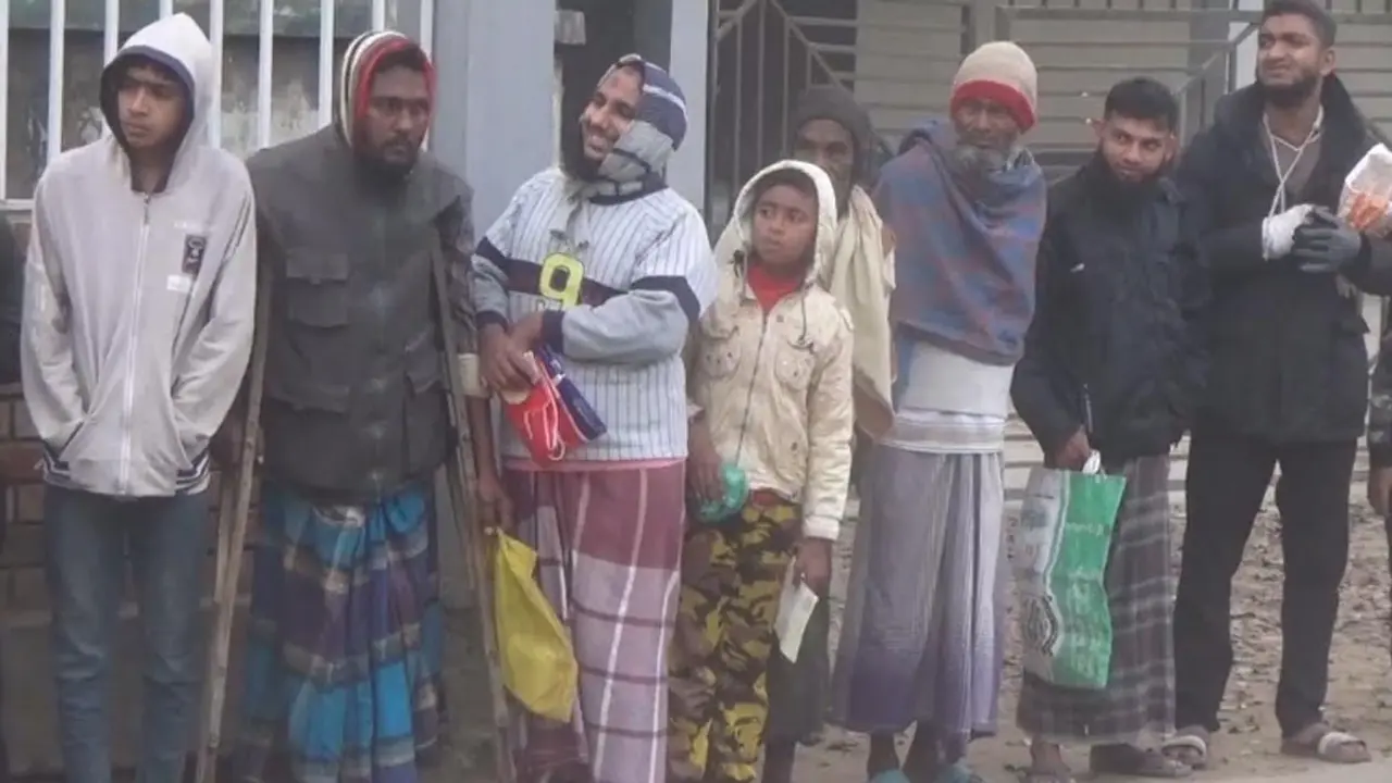 ভোর থেকে লাইনে দাঁড়িয়েও মিলছে না ওএমএস এর চাল-আটা 