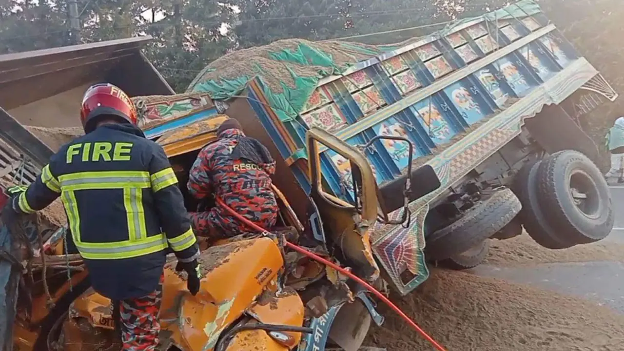 দুই ট্রাকের মাঝে আড়াই ঘণ্টা আটকে ছিল চালকের নিথর দেহ