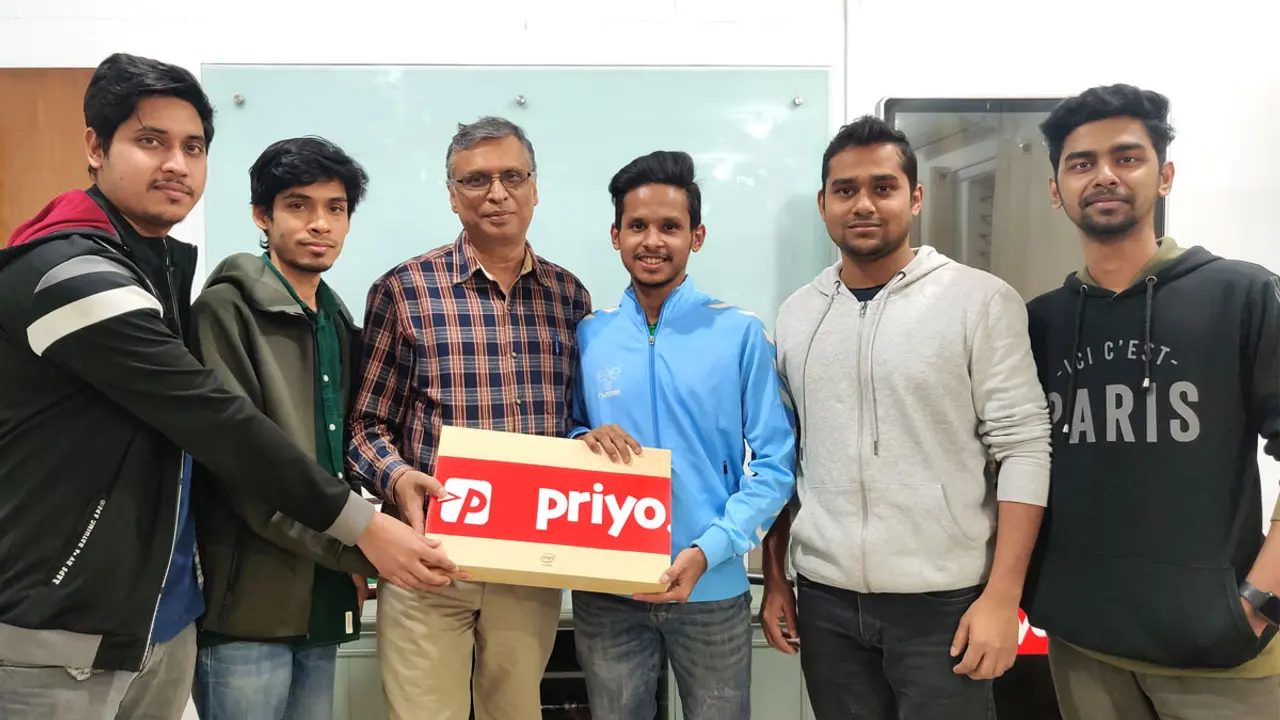 প্রিয় ল্যাপটপ ব্যাংকের উপহার পেলেন ঢাকা কলেজের মাহবুব