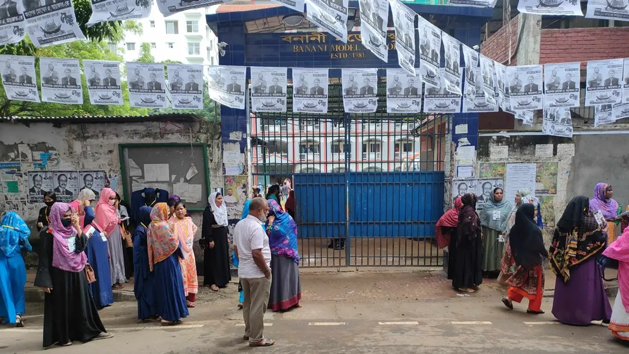 কেন্দ্রে ভোটারের চেয়ে এজেন্ট বেশি