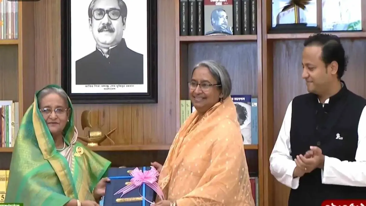 এসএসসির ফল প্রধানমন্ত্রী শেখ হাসিনার কাছে হস্তান্তর
