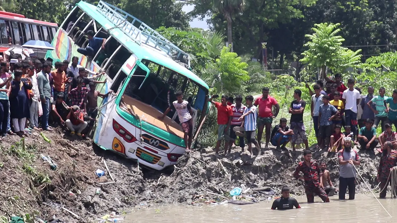‘বাসটিতে ছিল অতিরিক্ত যাত্রী, যাচ্ছিল বেপরোয়া গতিতে’