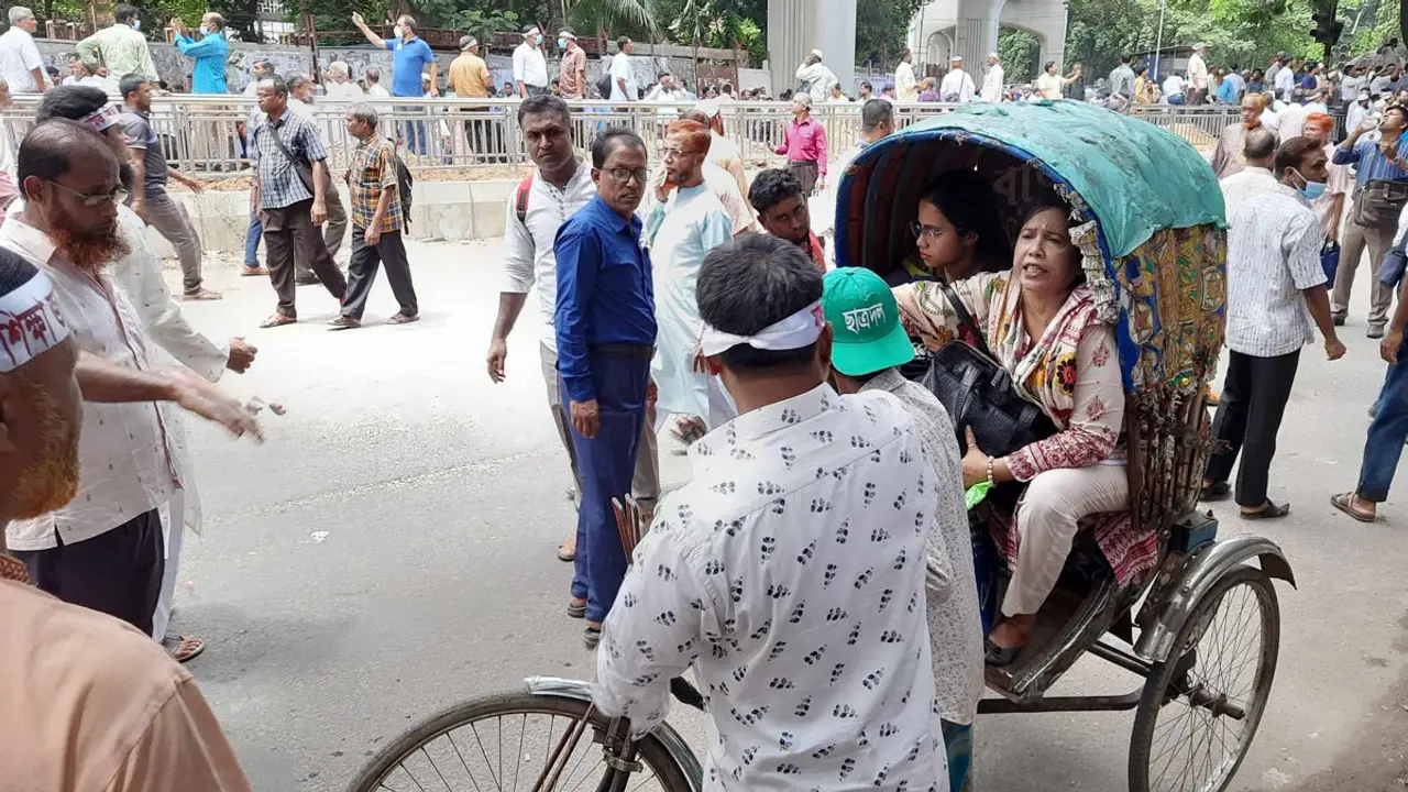 শিক্ষকদের আন্দোলন চলছে, বাড়ছে জনদুর্ভোগ