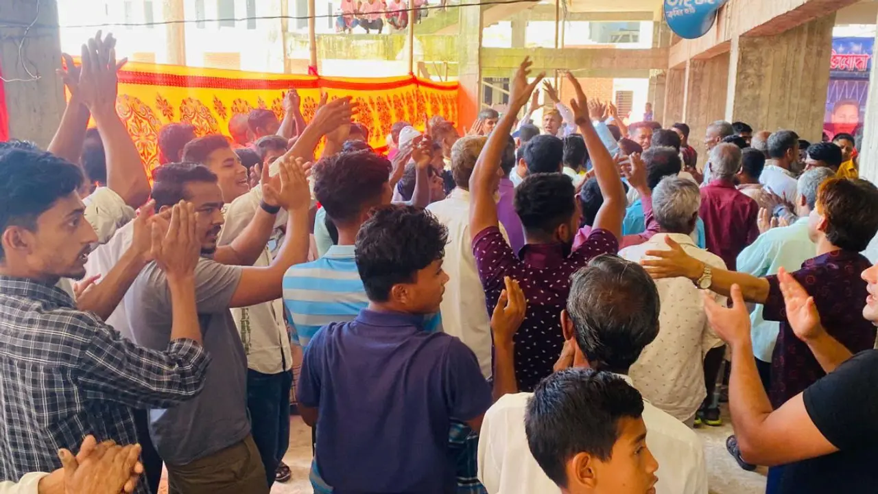 খণ্ড খণ্ড মিছিল নিয়ে সমাবেশে আসছেন আ.লীগের নেতাকর্মীরা