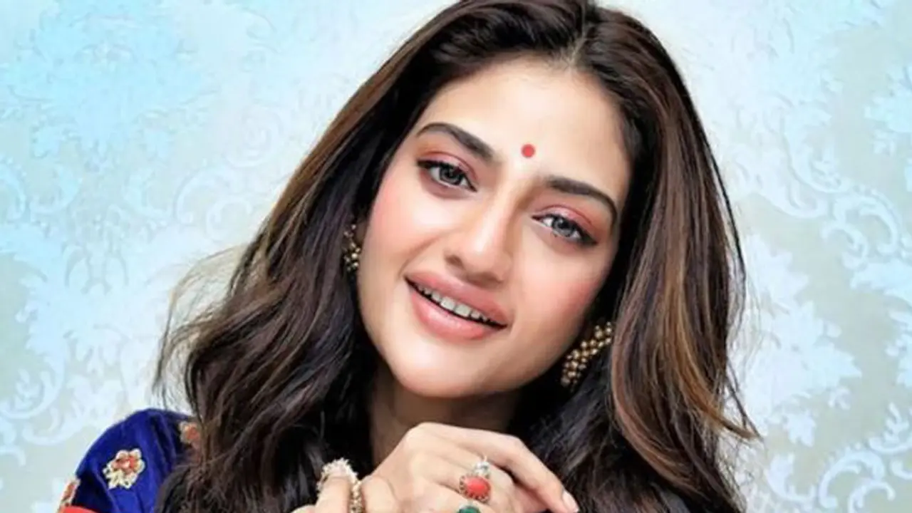 নুসরাতকে প্রেম নিবেদন যুবকের, দিলেন বিয়ের প্রস্তাবও