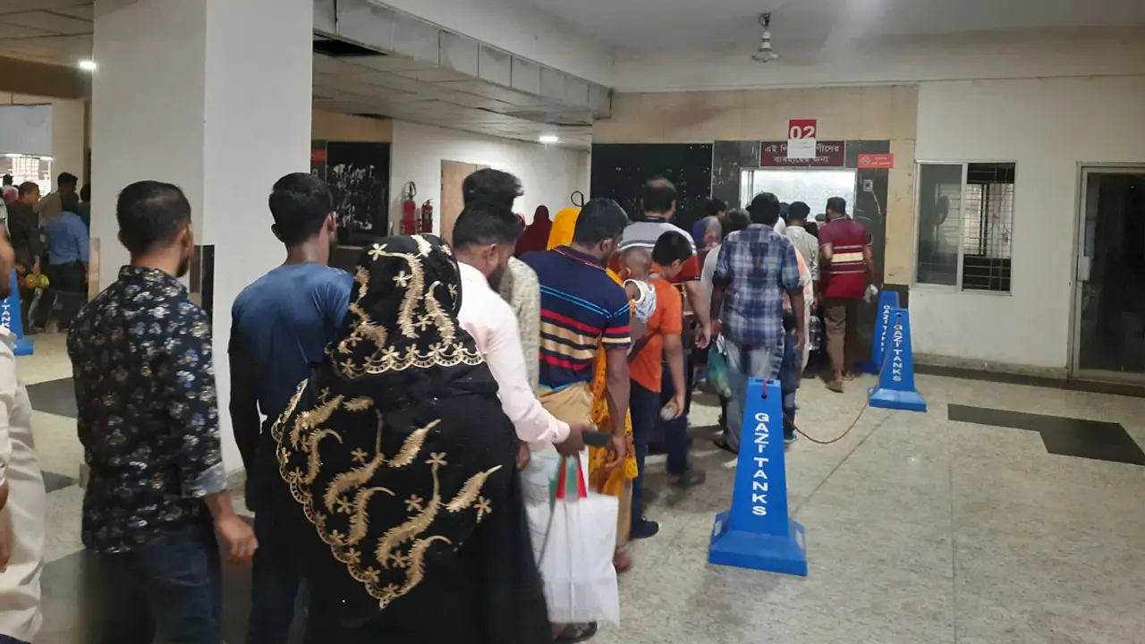 মুগদা মেডিকেলে নিত্যদিনের ‘যুদ্ধ’ লিফটে ওঠা