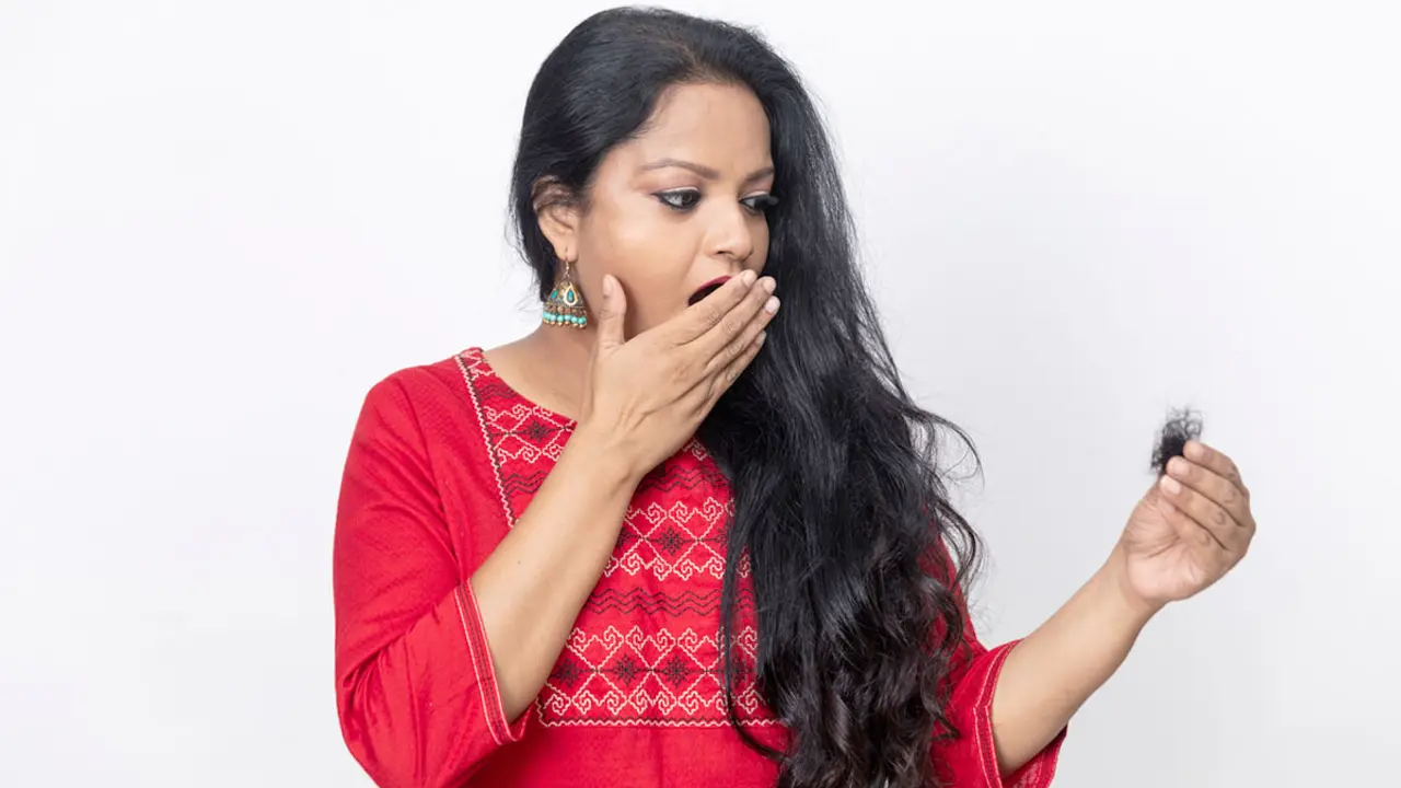 বর্ষায় চুল পড়ে যাচ্ছে? এভাবে সমাধান করুন