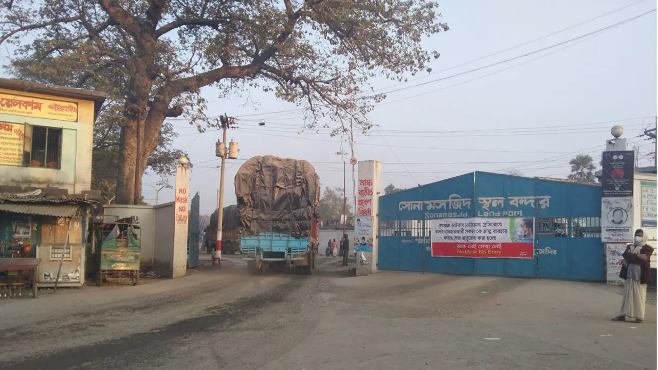 সোনামসজিদ স্থলবন্দরে আমদানি বাড়লেও কমেছে রাজস্ব আয়