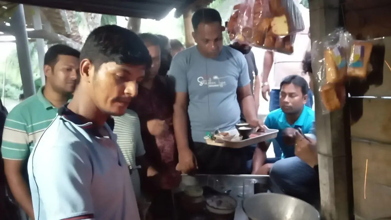 পোড়া পাউরুটি ও চায়ের স্বাদ নিতে চা-প্রেমীদের ভিড়