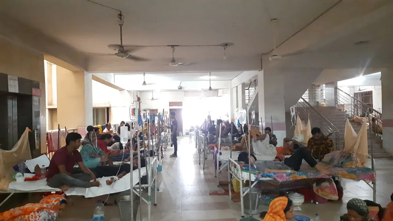 ডেঙ্গু চিকিৎসায় ‘ভরসা’ মুগদা হাসপাতাল, ঠাঁই নেই মেঝেতেও
