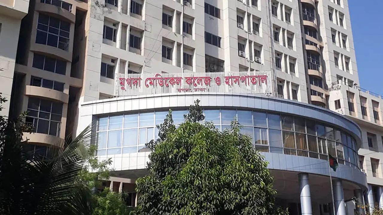 ডেঙ্গু আক্রান্ত শিশুকে ভর্তি নিয়ে হাতাহাতি, বাবা আটক