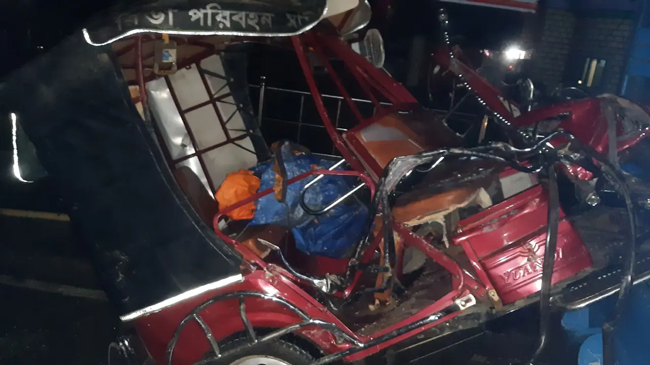 নওগাঁয় বাসের ধাক্কায় শিশুসহ আহত ২০