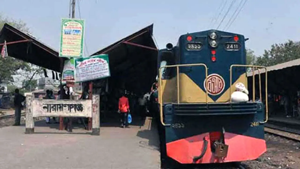 ২৩৯ দিন পর নারায়ণগঞ্জের পুরনো লাইনে ট্রেন, প্রকল্পে এখনও জটিলতা