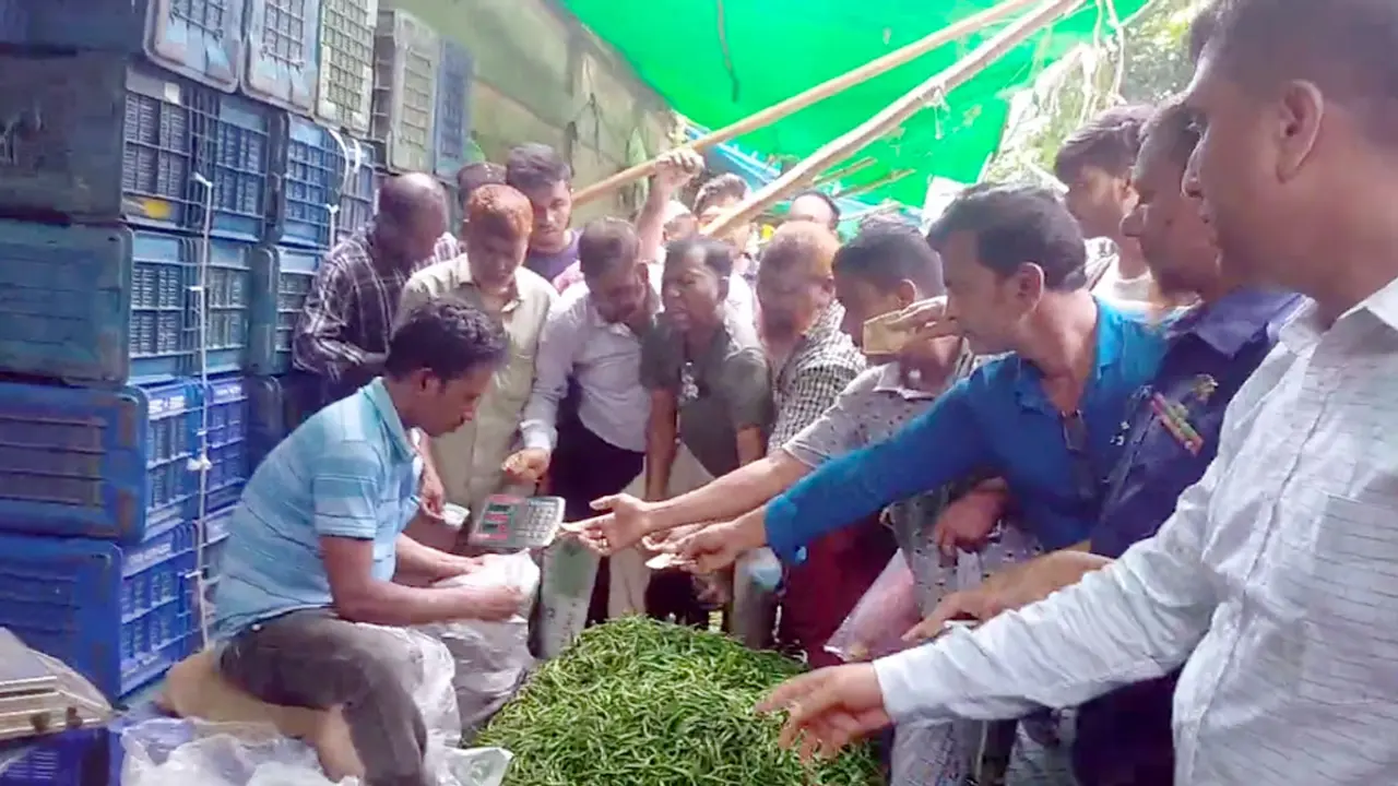 নারায়ণগঞ্জে কাঁচা মরিচের কেজি ১০০ টাকা, কিনতে ভিড়