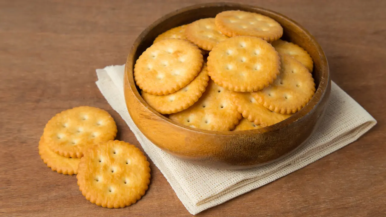 বর্ষাকালে বিস্কুট মচমচে রাখার সহজ উপায়
