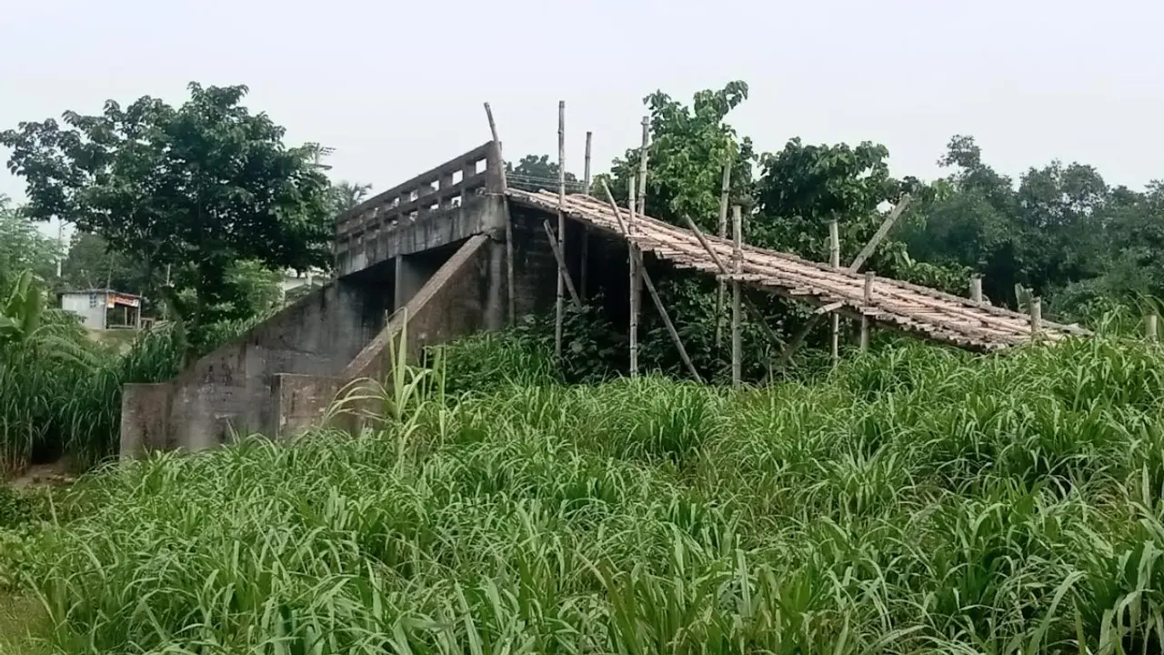 রাস্তা ছাড়াই নদীর মাঝে দাঁড়িয়ে সেতু, ৯ বছর ধরে ভোগান্তি