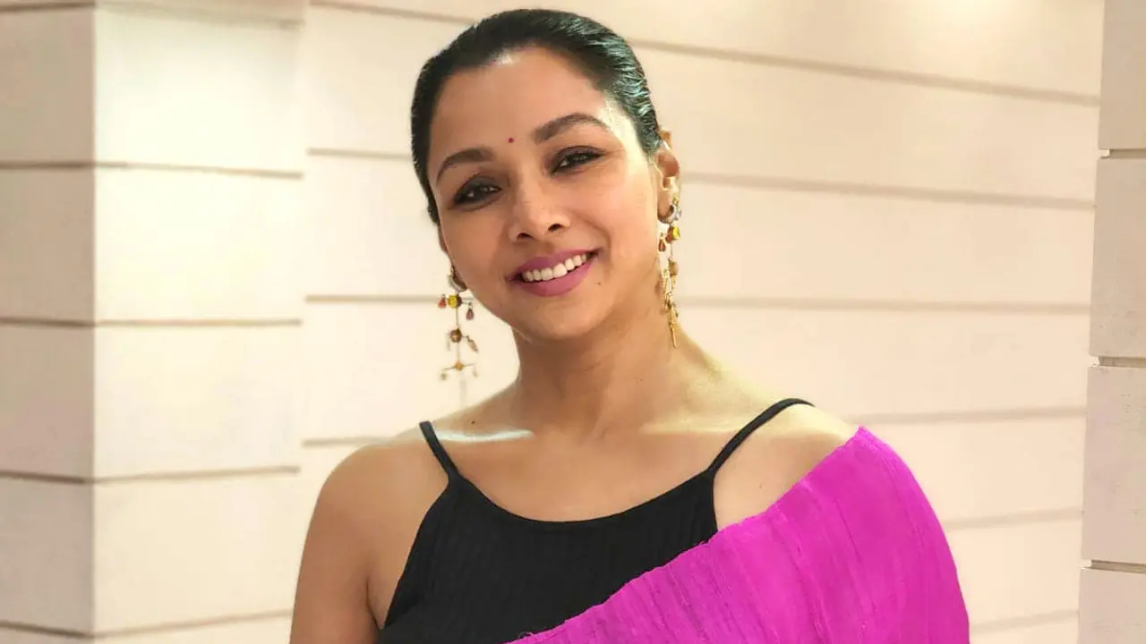 সেরা অভিনেত্রীর পুরস্কার পেলেন রুনা