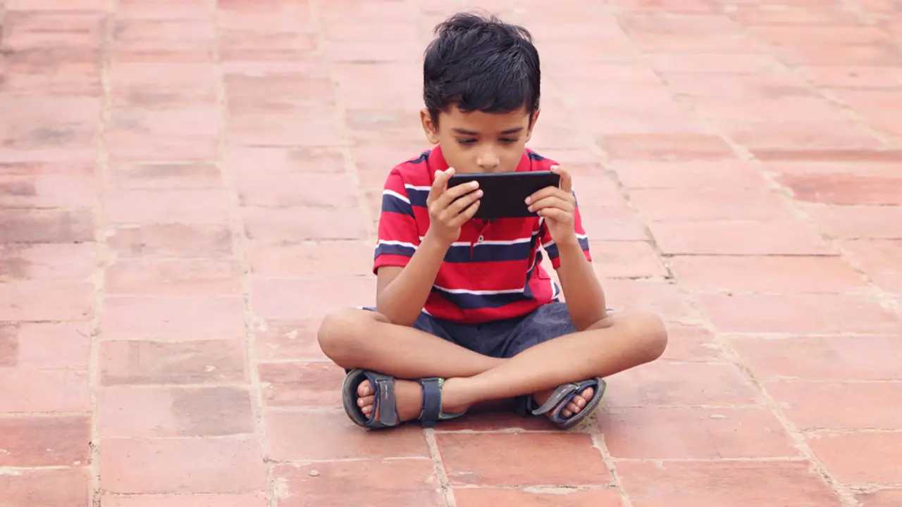 শিশুর হাতে কোন বয়সে স্মার্টফোন তুলে দেবেন?