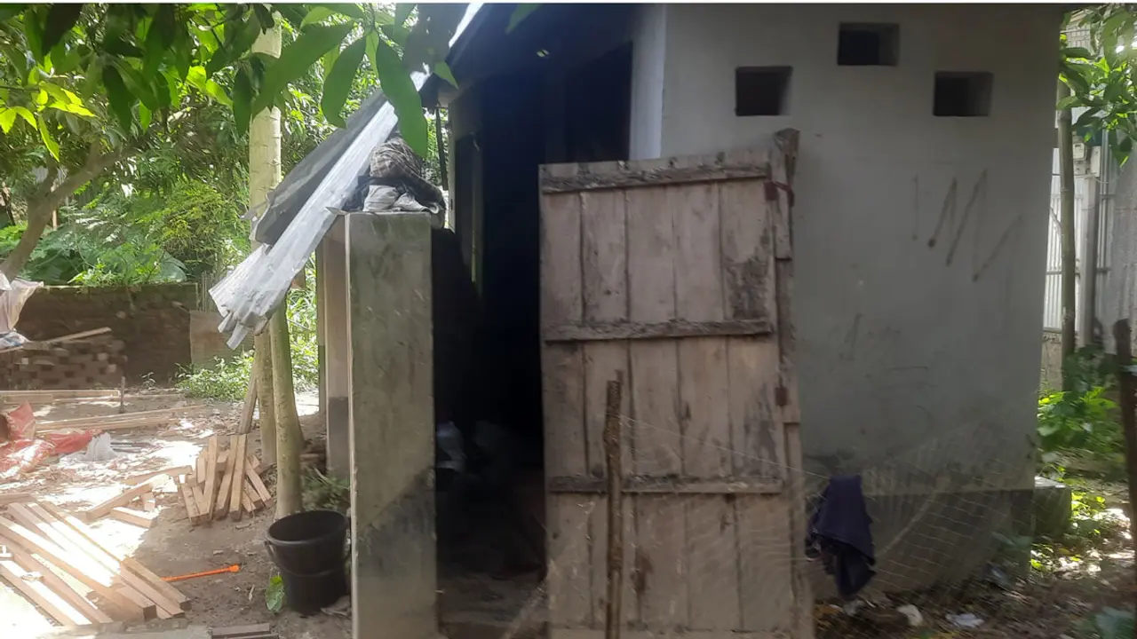 থাকার জায়গা নেই, টয়লেটে বাস করছে ৫ সদস্যের পরিবার
