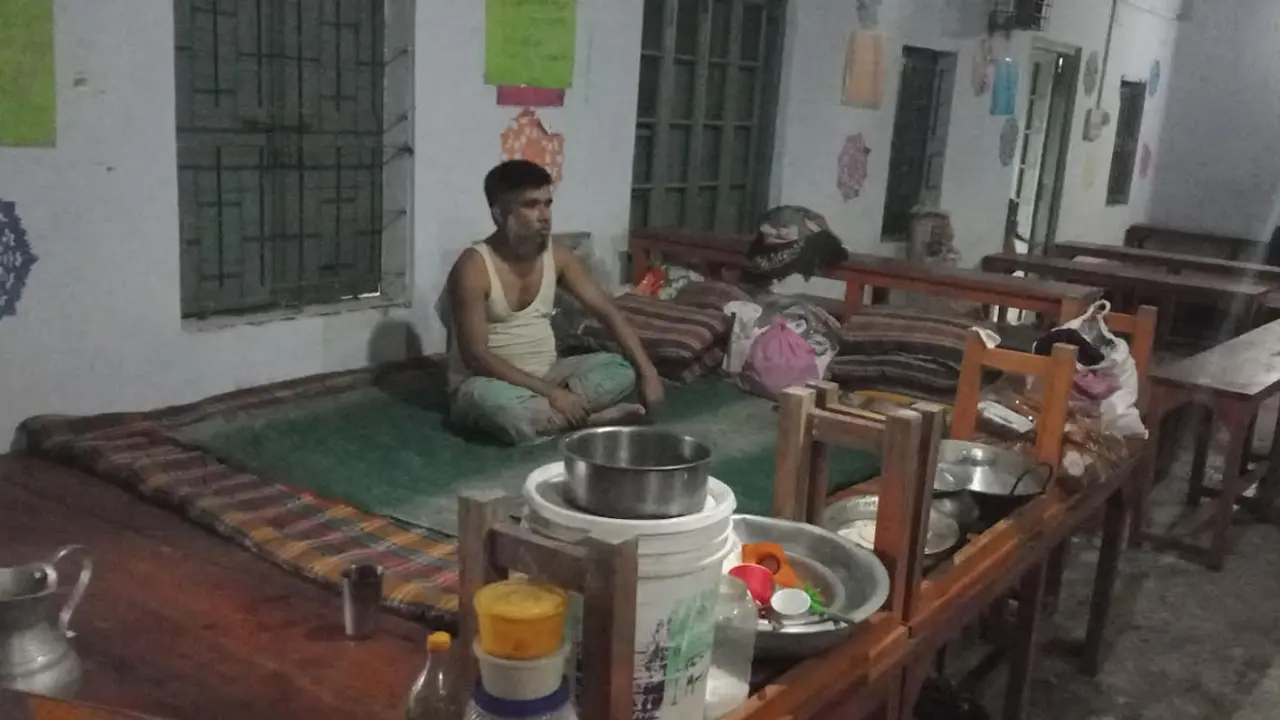 আশ্রয়কেন্দ্রে আসতে শুরু করেছে পানিবন্দি মানুষ