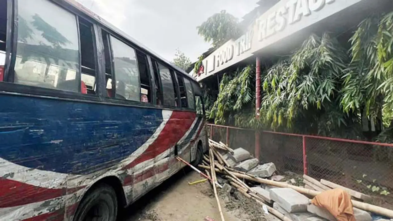 শিক্ষার্থীকে চাপা দেওয়ার পর শিশুকে পিষে মারল বেপরোয়া বাস