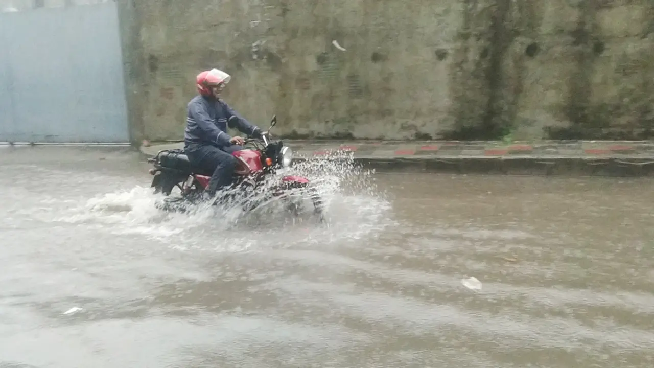 বৃষ্টিতে ডুবেছে ঢাকার সড়ক-অলিগলি