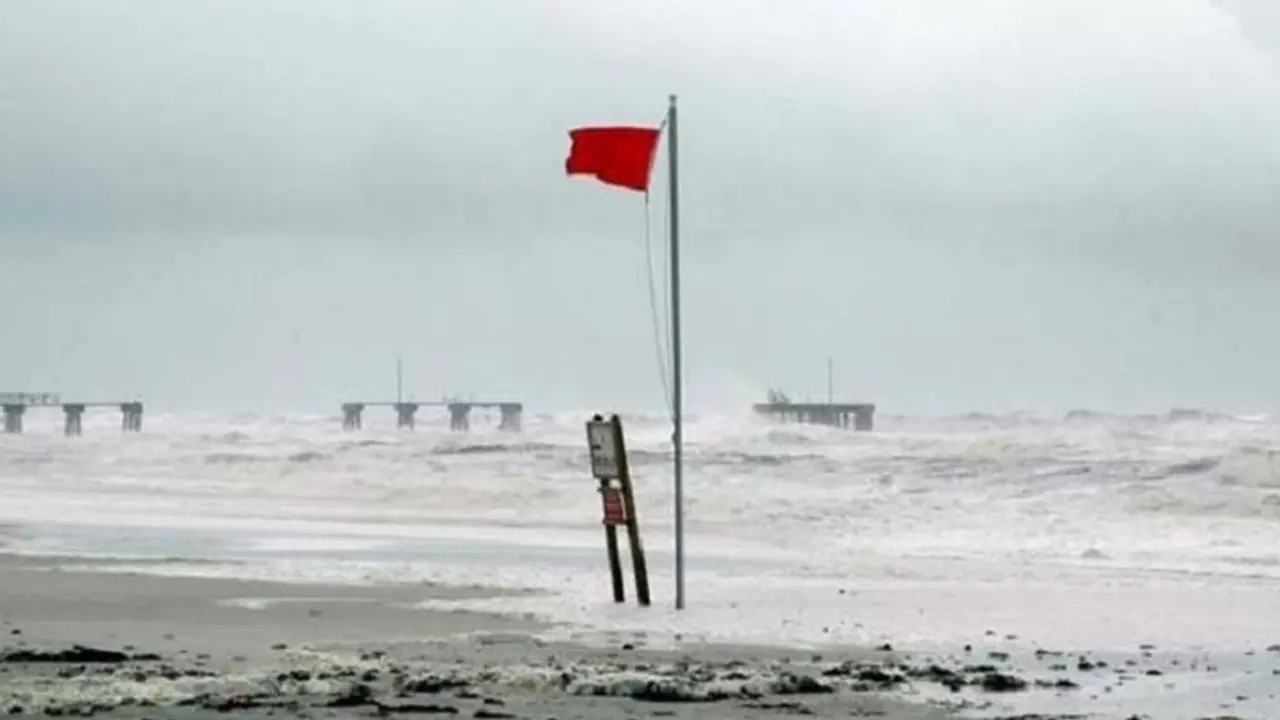 চার সমুদ্রবন্দরে ৩ নম্বর সতর্ক সংকেত