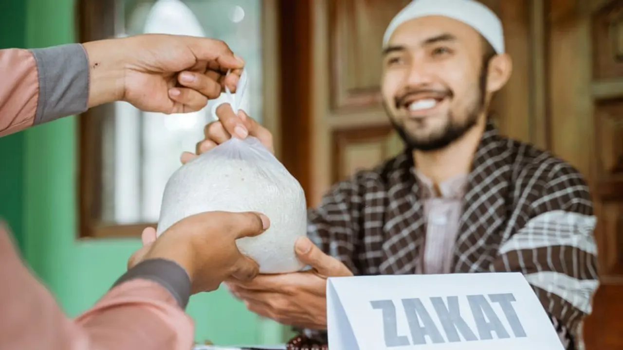 ঋণগ্রস্ত ব্যক্তিকে জাকাতের টাকা দেওয়া যাবে?