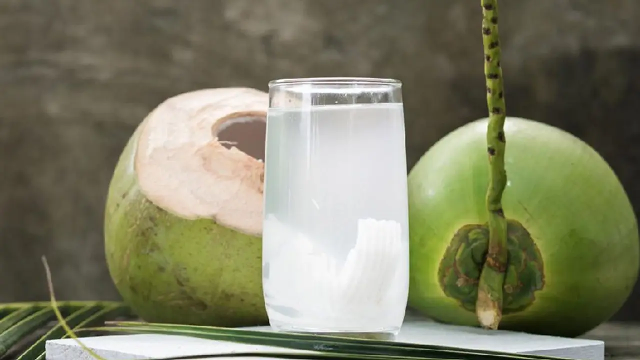 শরীরের যে ৫ উপকার পেতে খাবেন ডাবের পানি