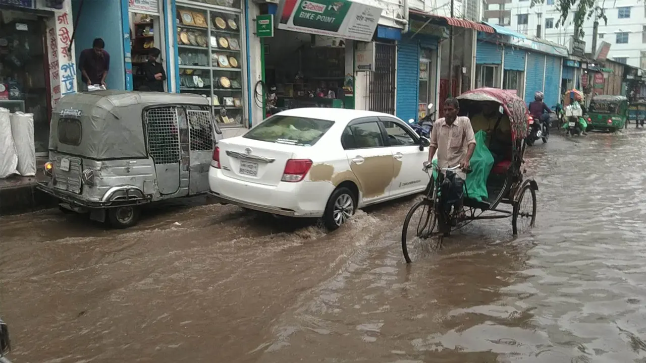 সামান্য বৃষ্টিতে জলাবদ্ধতা, সড়কের ঢেউ আছড়ে পড়ছে ফুটপাতে!