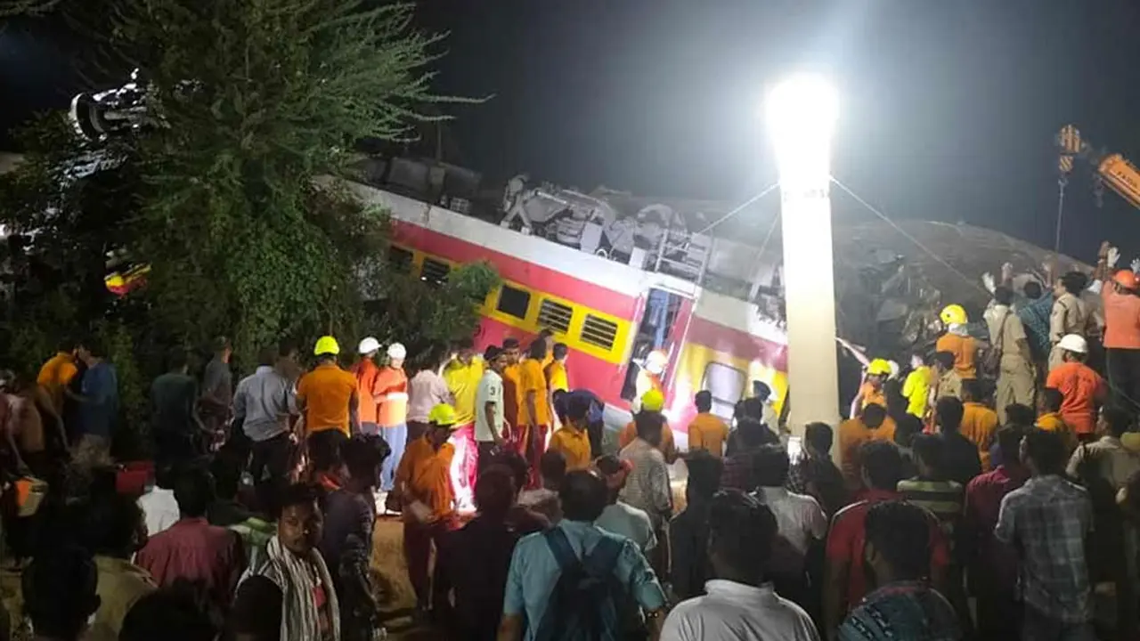 ভারতে ভয়াবহ রেল দুর্ঘটনায় নিহতের সংখ্যা বেড়ে ২০৭