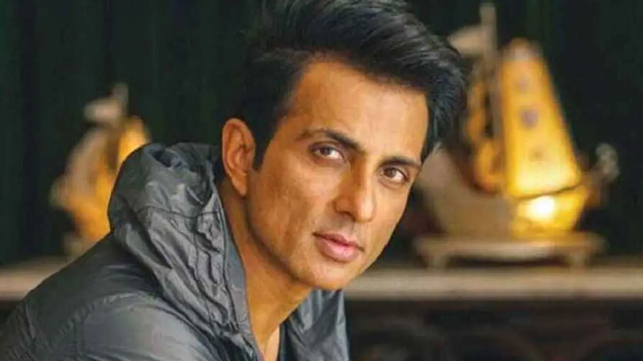 আইফোনের আবদার ভক্তের, জবাবে যা বললেন সোনু