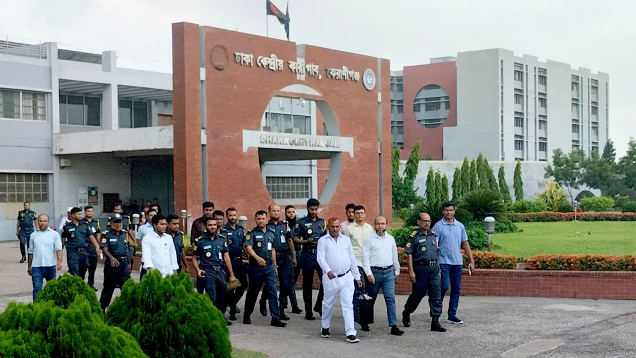 হাসতে হাসতে কারাগার ছাড়লেন ‘জল্লাদ’ শাহজাহান