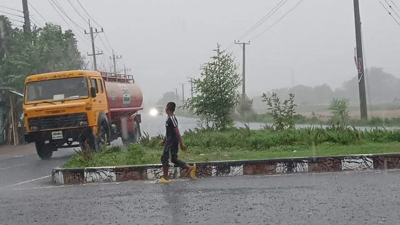 বিশেষ নামাজ আদায়ের পর দিনাজপুরে স্বস্তির বৃষ্টি