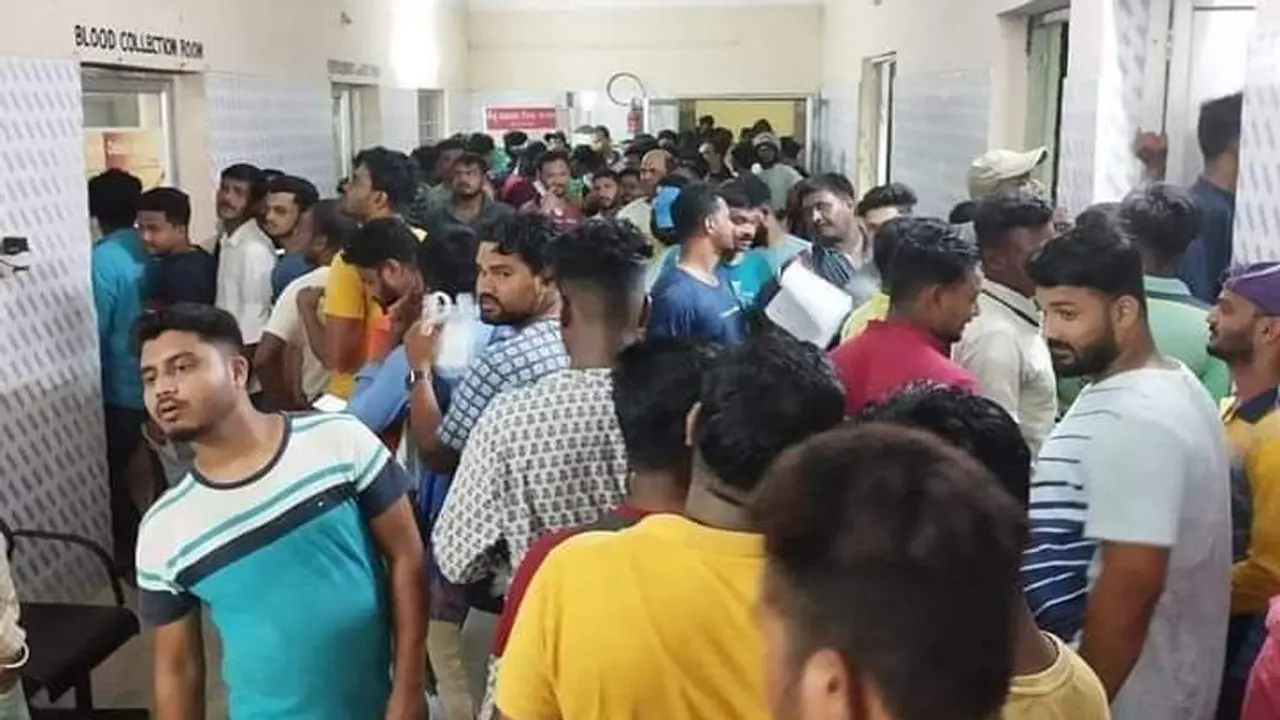 ট্রেন দুর্ঘটনায় আহতদের রক্ত দিতে শত শত মানুষের ভিড়
