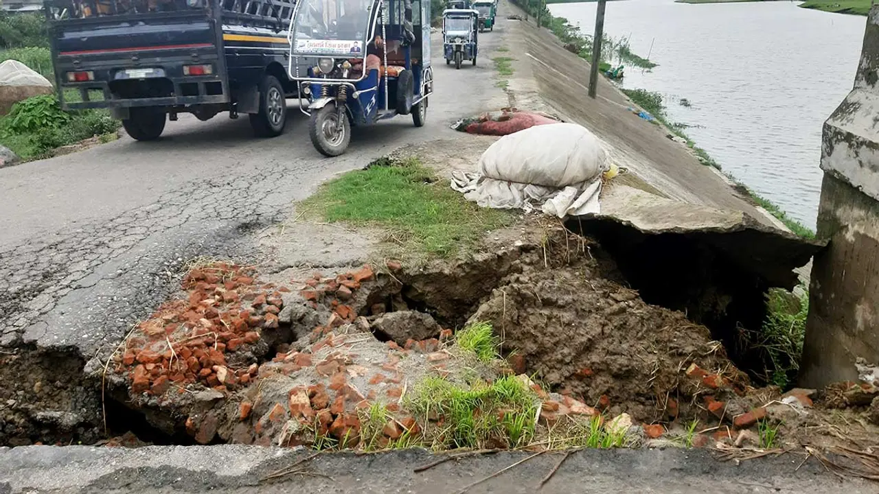 আজমিরীগঞ্জে সেতুর গোড়ায় ভাঙন, দুর্ঘটনার শঙ্কা