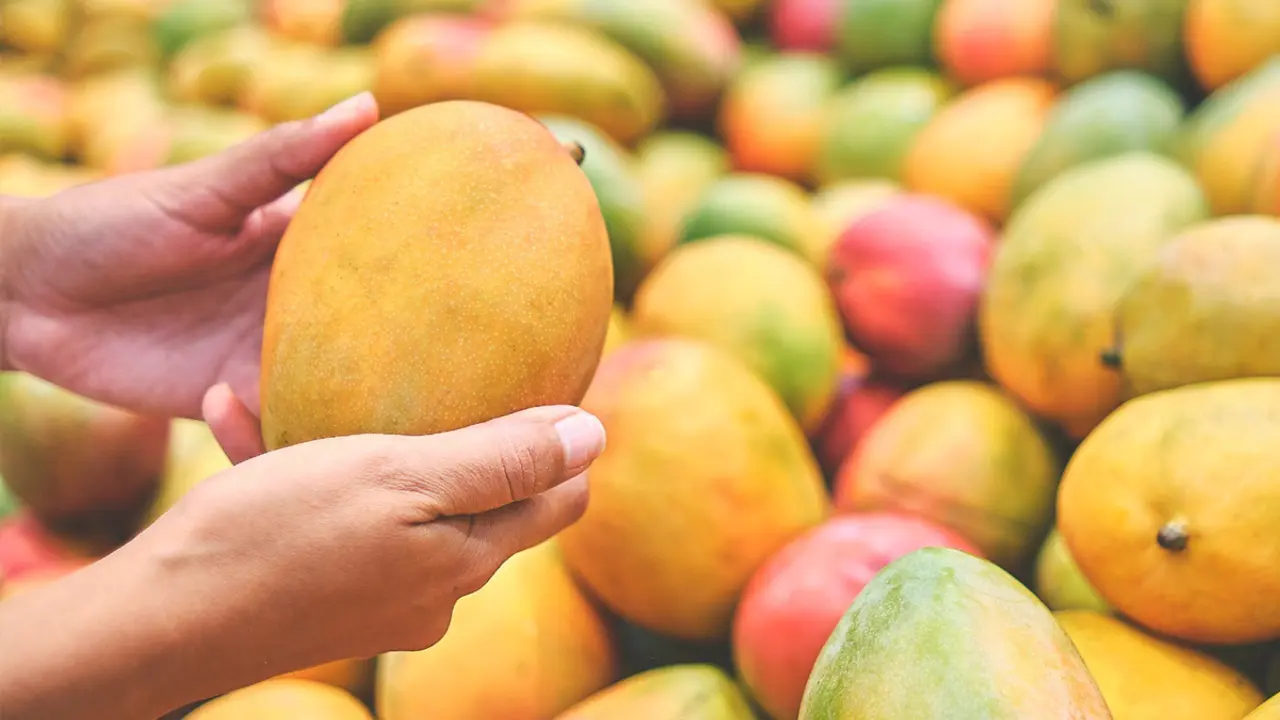 আম খাওয়ার সময় যেসব ভুল করা যাবে না