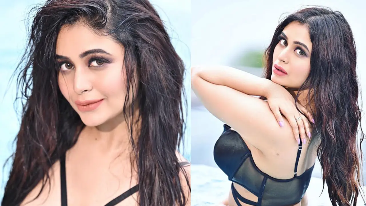 বিকিনিতে উষ্ণতা ছড়ালেন ঋতাভরী