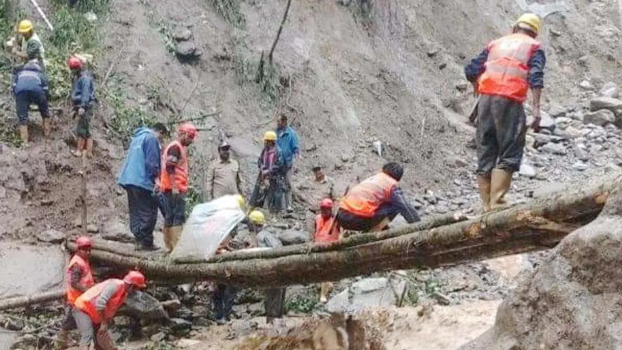 ভারী বর্ষণে সিকিমের একাধিক সড়কে ধস, আটকা ২ হাজার পর্যটক