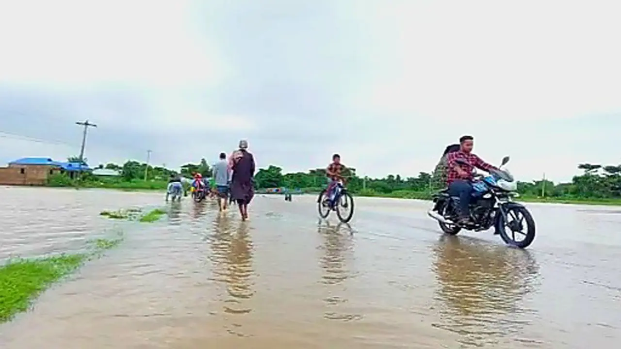 সুনামগঞ্জে ভারী বর্ষণ ও পাহাড়ি ঢলে বাড়ছে নদ-নদীর পানি