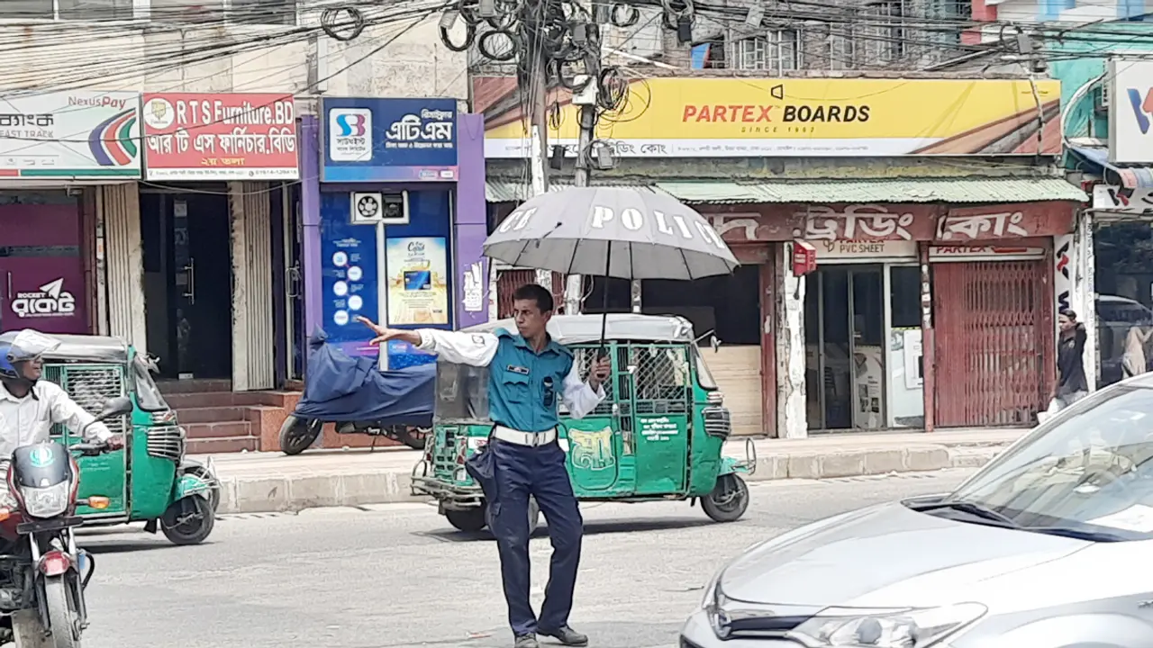 তপ্ত রোদে ত্রাহি অবস্থা ট্রাফিক পুলিশের