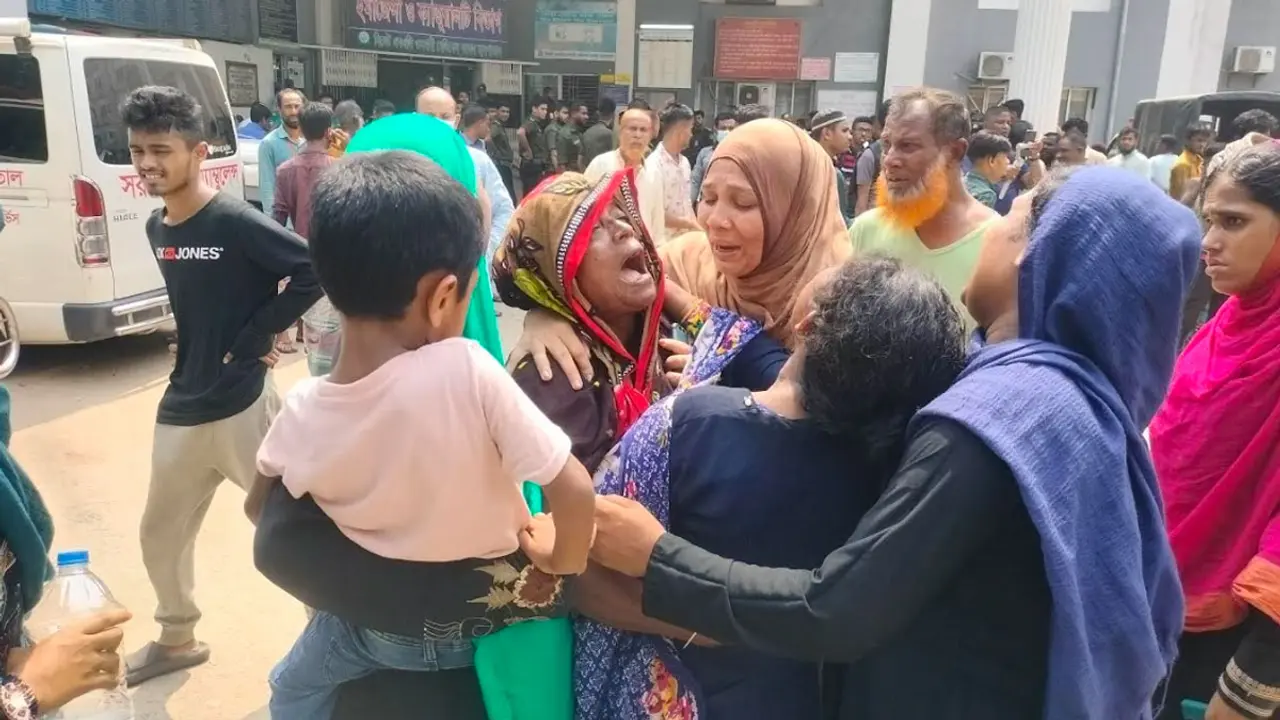মর্গের সামনে স্বজনদের আহাজারি