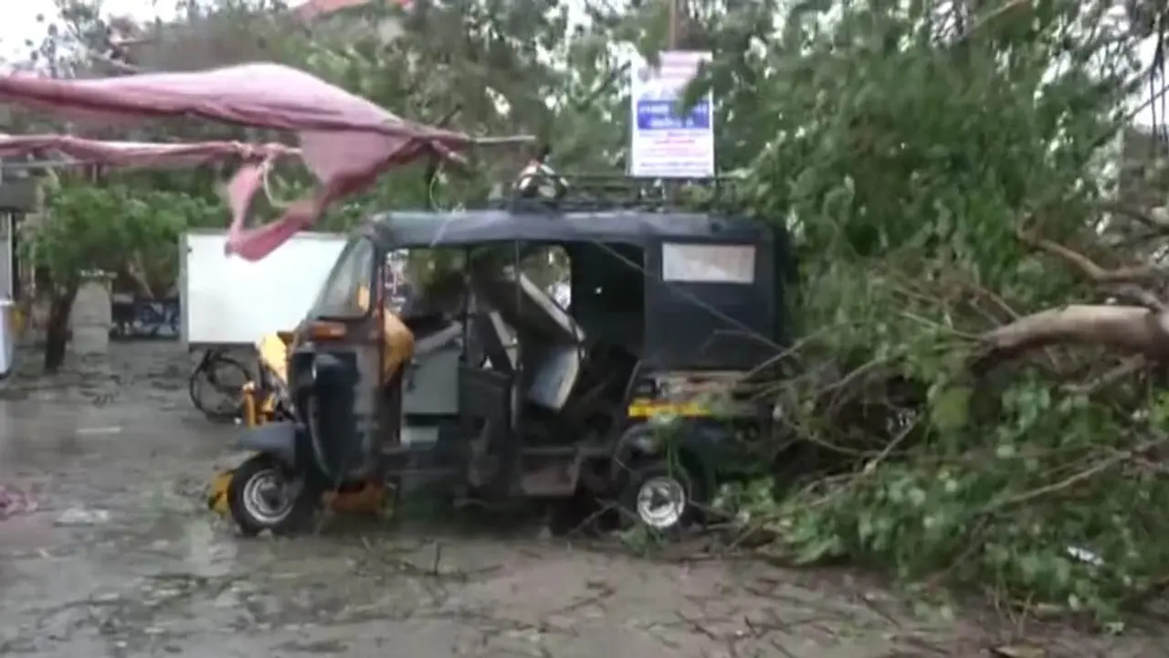 গুজরাটে এক হাজার গ্রাম বিদ্যুৎহীন, ভেঙে পড়েছে ৫ শতাধিক গাছ