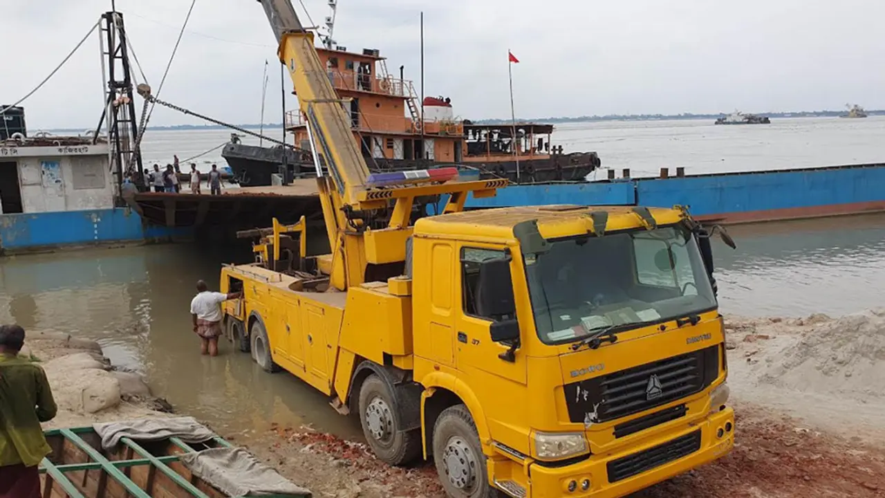 দৌলতদিয়ায় ১টি ঘাট বন্ধ, ফেরি চলছে ১২টি