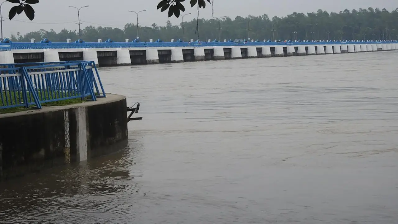 বেড়েছে তিস্তার পানি, খুলে দেওয়া হয়েছে ৪৪ গেট