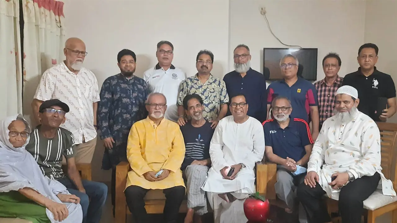 মহসিনের মুখে হাসি ফোটালেন সতীর্থরা