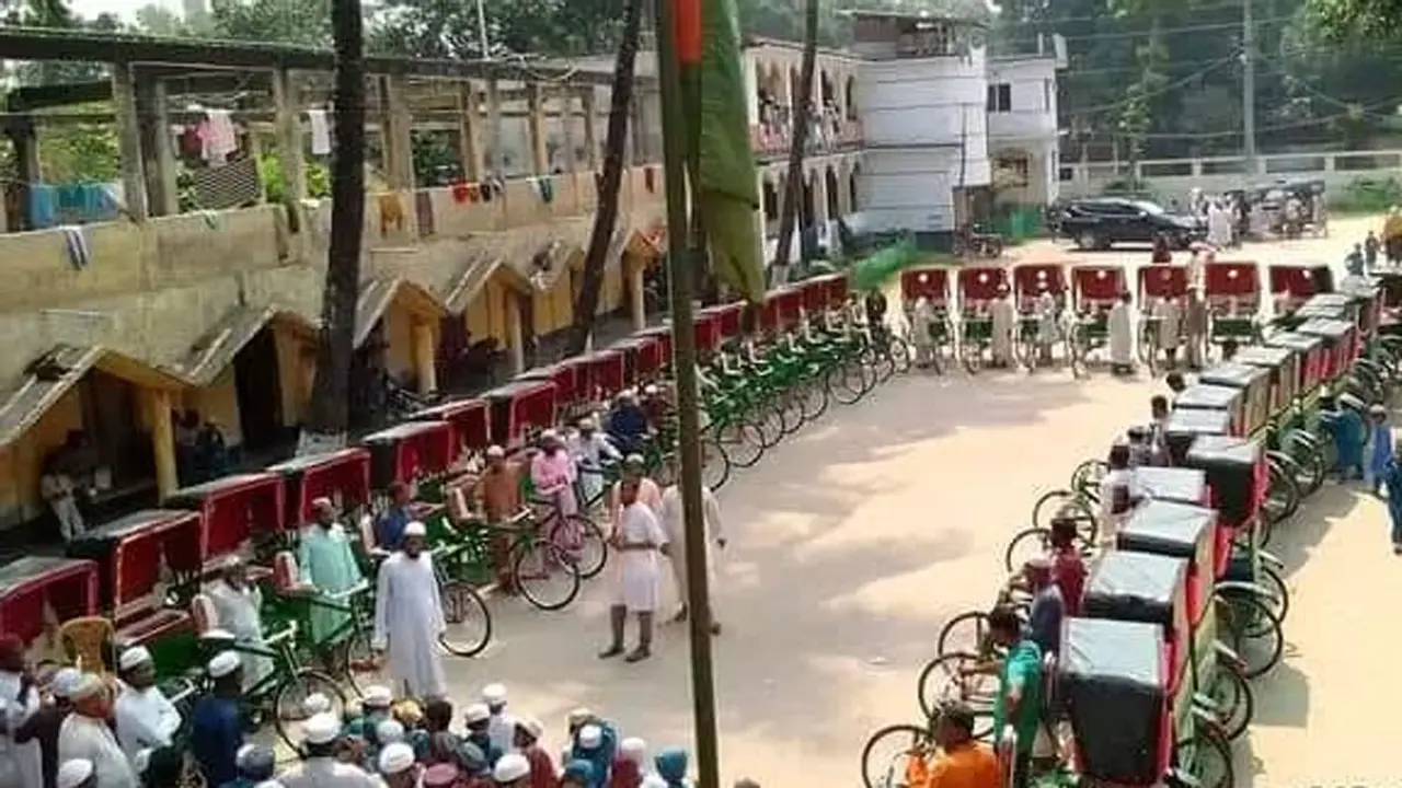 ৪০ জন হতদরিদ্রকে রিকশা দিল আস-সুন্নাহ ফাউন্ডেশন
