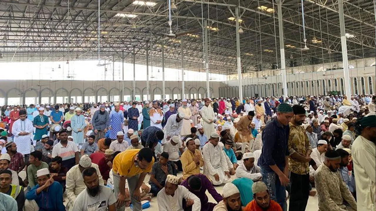 রমজানের প্রথম জুমায় মসজিদে মুসল্লিদের ঢল