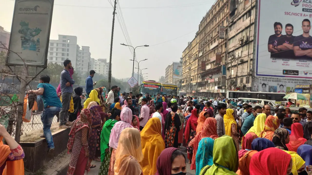 বনানীতে সড়ক অবরোধ, যান চলাচল বন্ধ