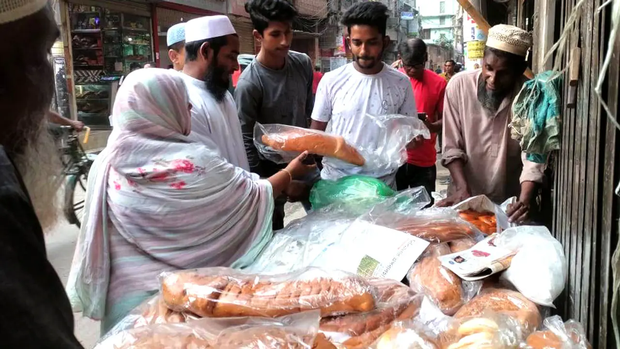 পুরান ঢাকায় হালুয়া-রুটি বিক্রির ধুম